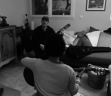 Cours de guitare avec Louise — débutante à Bénodet